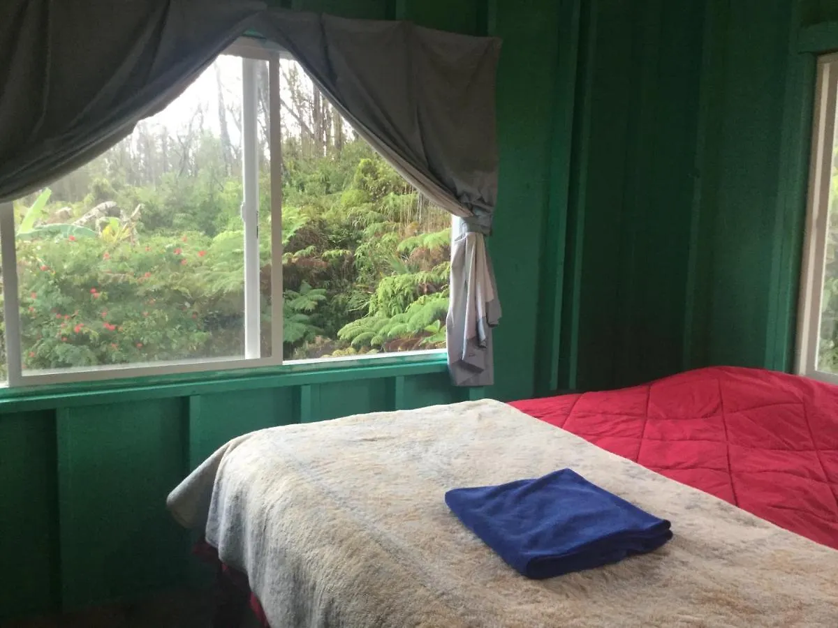 Guest house Aqua Room In Tropical Forest Between Hilo And Volcano Mountain View