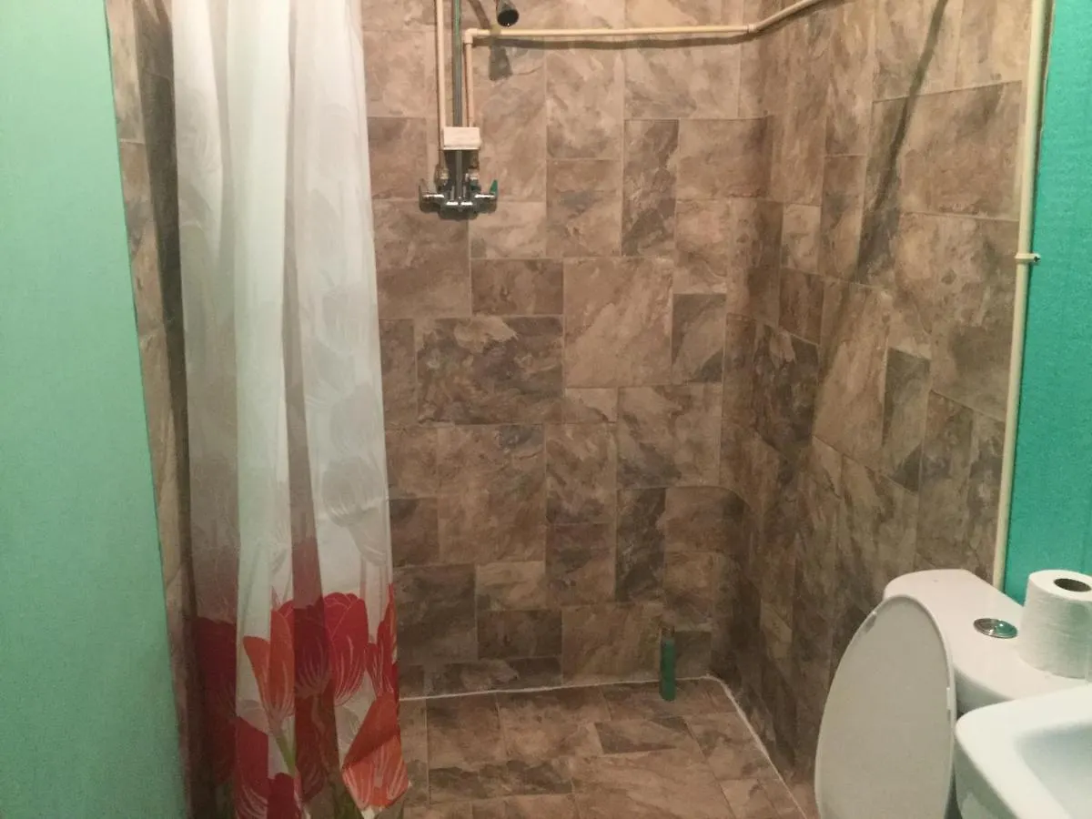 Aqua Room In Tropical Forest Between Hilo And Volcano Mountain View